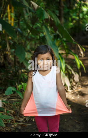 Lokale junge Mädchen mit merkwürdigen Ausdruck in den abgelegenen ländlichen Pilchi Gemeinschaft Dorf auf dem Napo Fluss (ein Amazon Nebenfluss), Ecuador, Südamerika Stockfoto