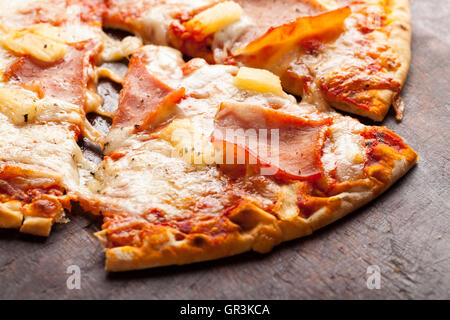 Schinken & Ananas Pizza Slice Stockfoto