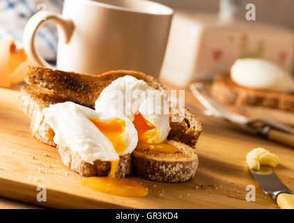 Pochiertes Ei auf Toast Stockfoto