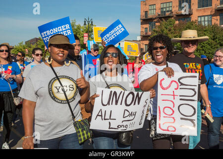 Detroit, Michigan - Gewerkschaftsmitglieder März Detroits Labor Day Parade. Stockfoto