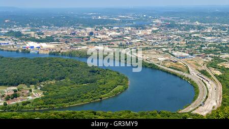 Panorama von Chattanooga, Tennessee von Lookout Mountain mit dem Tennessee River im Vordergrund. Stockfoto