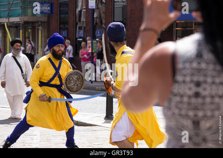 Vaisakhi, Sikh Parade in Doncaster (Großbritannien) - Marschall Kunstschau in der Stadtmitte Stockfoto