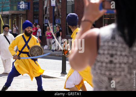 Vaisakhi, Sikh Parade in Doncaster (Großbritannien) - Marschall Kunstschau in der Stadtmitte Stockfoto