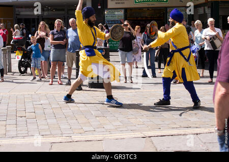 Vaisakhi, Sikh Parade in Doncaster (Großbritannien) - Marschall Kunstschau in der Stadtmitte Stockfoto