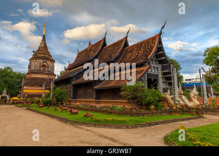 Wat Lok Molee bei Sonnenuntergang, einer der ältesten Tempel in Chiang Mai, Thailand Stockfoto