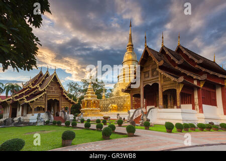 Wat Phra Singh bei Sonnenuntergang, der am meisten verehrten Tempel in Chiang Mai, Thailand. Stockfoto