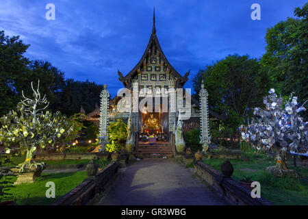 Wat Lok Molee in der Abenddämmerung, einer der ältesten Tempel in Chiang Mai, Thailand Stockfoto