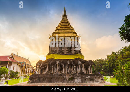 Wat Chiang Man bei Sonnenaufgang, der älteste Tempel in Chiang Mai, Thailand. Stockfoto