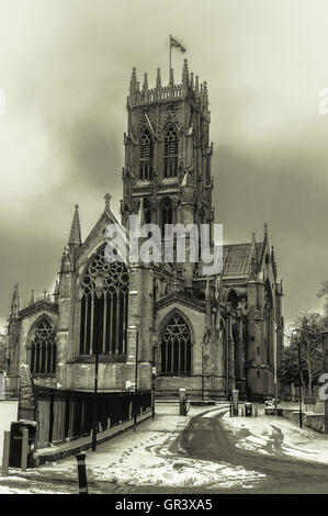 Doncaster-St.-Georgs-Kirche im Schnee Stockfoto