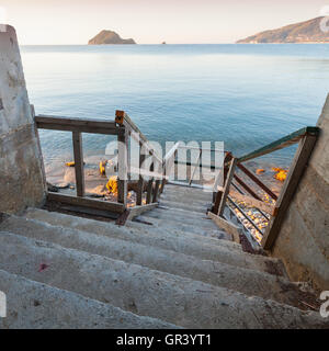 Holztreppen hinunter die Küste des Meeres. Quadratische Küsten Morgen Seelandschaft der Insel Zakynthos, Griechenland Stockfoto