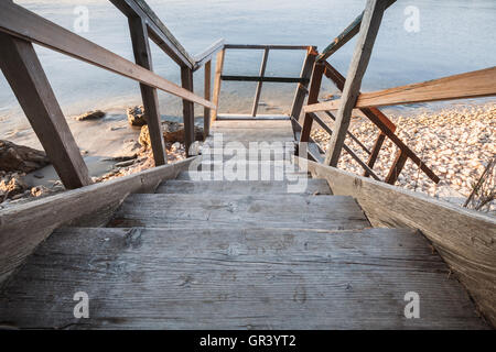 Perspektivische Ansicht der Holztreppen hinunter zur Küste Meeres. Insel Zakynthos, Griechenland Stockfoto