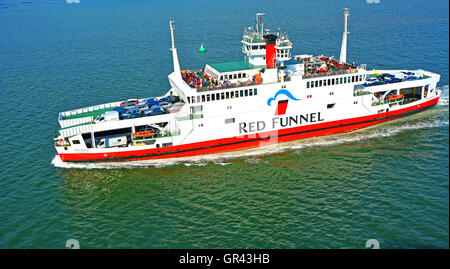 Roter Adlerorden Auto Passagierfähre Isle Of Wight Red Funnel Stockfoto