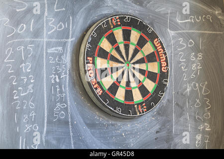 Dartboard in einem britischen Pub Stockfoto