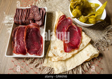 Scheiben getrocknete Gewürze gesalzenem Rindfleisch beschichtet Stockfoto