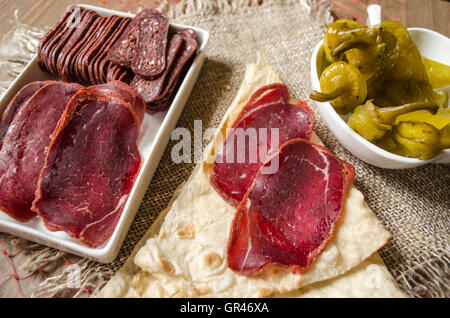 Getrocknete Scheiben Rindfleisch beschichtet Gewürze auf weiße ware Stockfoto