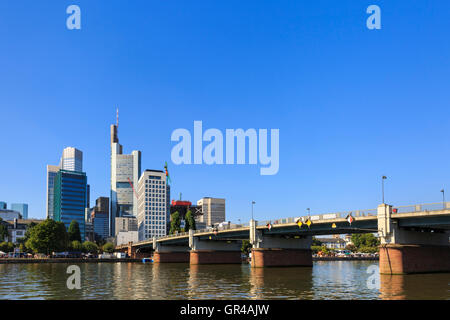 Frankfurter Skyline mit Blick auf den Main und Untermainbrücke Brücke in Richtung Bankenviertel, Frankfurt am Main, Deutschland Stockfoto