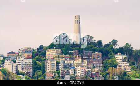San Francisco, ein sehr beliebtes Touristenziel, bekannt für seine nebligen Sommer, unglaublich steilen Hügeln und Wahrzeichen. Stockfoto