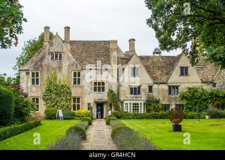 Avebury Manor & Garten bestehend aus einem Grade I aufgeführten Herrenhaus aus dem 16. Jahrhundert und den umliegenden Garten. Stockfoto