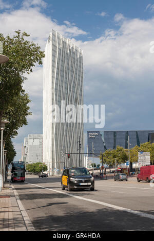 Barcelona, Spanien - 23. Juli 2016: Verkehr in Diagonal Mar Avenue voll von neuen modernen Architektur Stockfoto