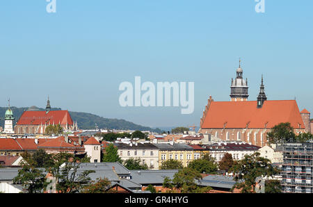 Über die Dächer von Krakau, Polen, die Basilika von Corpus Christi und der Kirche St. Barbara. Stockfoto