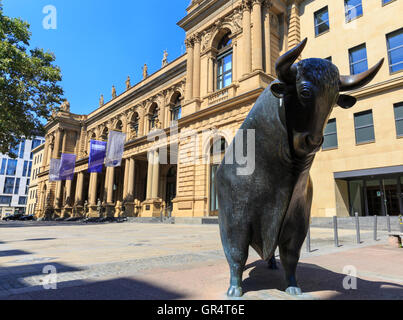 Die Stier-Skulptur vor der Deutschen Börse Frankfurt, Deutschland Stockfoto