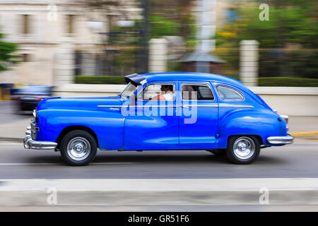 Bewegungsunschärfe panning Schuss von blauen amerikanischen Oldtimer fahren in Havanna Vieja, Havanna, Kuba Stockfoto