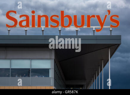 Craigleith Sainsbury Supermarkt, Sainsburys Superstore Blackhall, mit dunklen Himmel. Edinburgh Schottland. Stockfoto