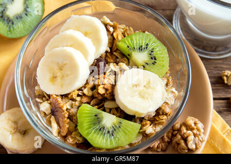 Hausgemachtem Müsli mit Obst (Banane, Kiwi) und Muttern für gesundes Frühstück Stockfoto