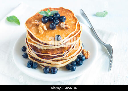 Hausgemachte Pfannkuchen mit Heidelbeeren, Honig und Walnüssen zum Frühstück Stockfoto