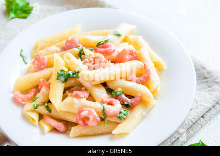 Penne-Nudeln mit Garnelen, Sahne-Sauce und geriebenem Parmesan Stockfoto