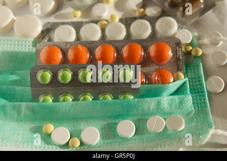 Tabletten auf der Maske Stockfoto