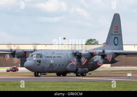 Türkische Luftwaffe (Türk Hava Kuvvetleri) Lockheed C-130E Hercules Transportflugzeuge an der Royal International Air Tattoo. Stockfoto