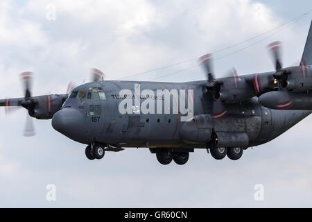 Türkische Luftwaffe (Türk Hava Kuvvetleri) Lockheed C-130E Hercules Transportflugzeuge an der Royal International Air Tattoo. Stockfoto