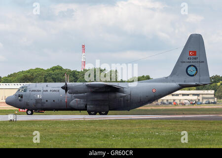 Türkische Luftwaffe (Türk Hava Kuvvetleri) Lockheed C-130E Hercules Transportflugzeuge an der Royal International Air Tattoo. Stockfoto