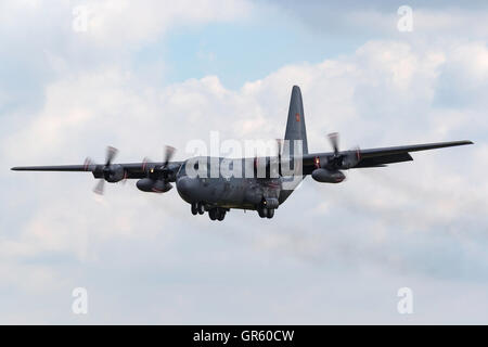 Türkische Luftwaffe (Türk Hava Kuvvetleri) Lockheed C-130E Hercules Transportflugzeuge an der Royal International Air Tattoo. Stockfoto