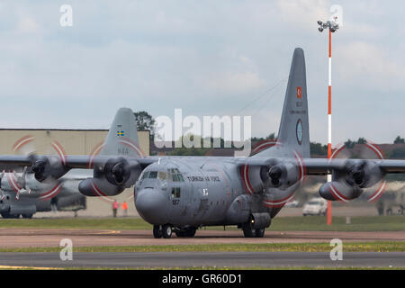 Türkische Luftwaffe (Türk Hava Kuvvetleri) Lockheed C-130E Hercules Transportflugzeuge an der Royal International Air Tattoo. Stockfoto