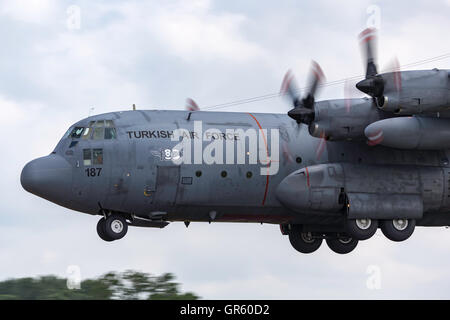 Türkische Luftwaffe (Türk Hava Kuvvetleri) Lockheed C-130E Hercules Transportflugzeuge an der Royal International Air Tattoo. Stockfoto