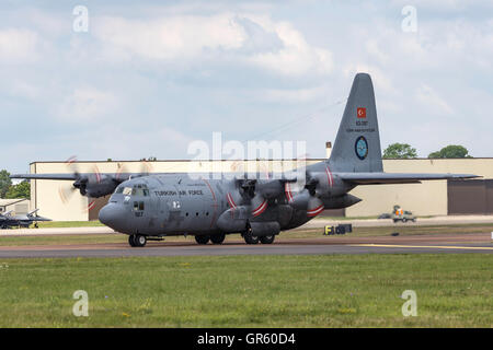 Türkische Luftwaffe (Türk Hava Kuvvetleri) Lockheed C-130E Hercules Transportflugzeuge an der Royal International Air Tattoo. Stockfoto