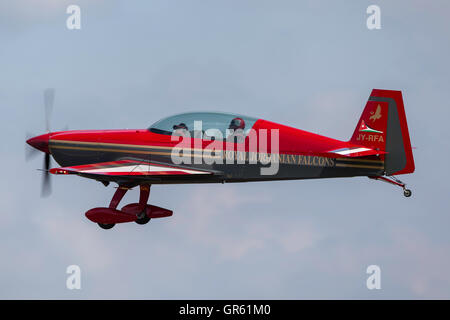 Royal Jordanian Falken Extra EA - 300L ankommen für die Royal International Air Tattoo an RAF Fairford in Gloucestershire. Stockfoto