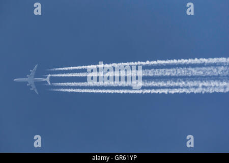 Airbus A340 Flugzeug fliegen in großer Höhe mit Kondensstreifen streaming hinter dem Flugzeug. Stockfoto