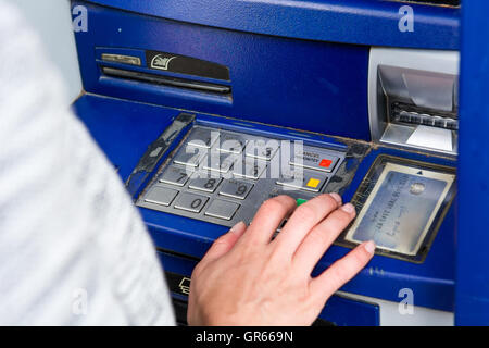 Nahaufnahme der Hand auf atm Numpad. Stockfoto