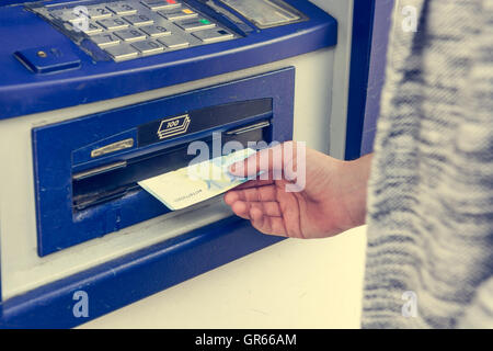 Closeup Geld aus Geldautomaten zu erhalten. Stockfoto