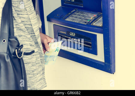 Closeup Geld aus Geldautomaten zu erhalten. Stockfoto