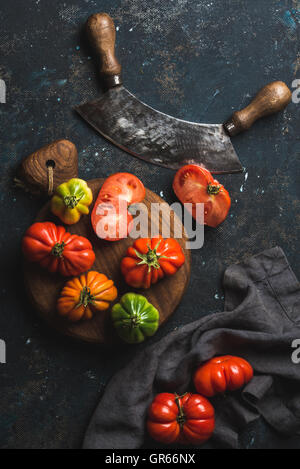 Frische bunte Reifen Urtomaten auf Holzbrett Stockfoto