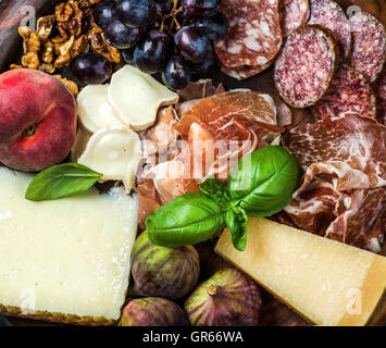 Italienische Snacks für Weinsorte über Holztablett Hintergrund Stockfoto