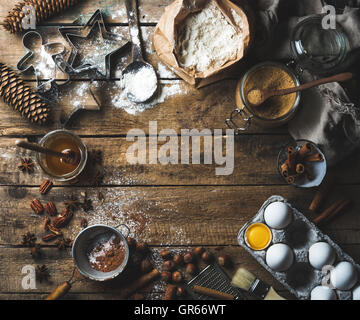 Weihnachtsurlaub Kochen und Backen Zutaten auf hölzernen Hintergrund Stockfoto