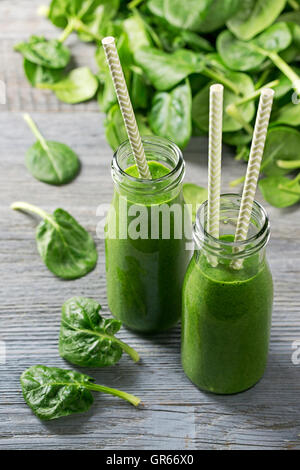 Grüner Smoothie mit Spinat in Glas Stockfoto