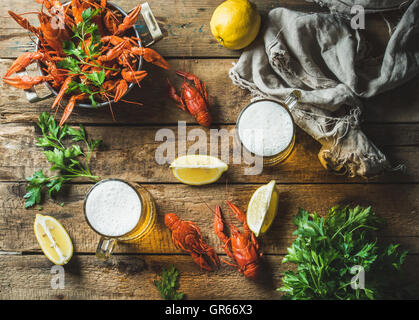 Weißbier und gekochte Krebse mit Zitrone, Petersilie Stockfoto