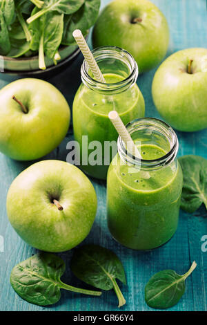 Grüner Smoothie mit Spinat in Glas Stockfoto