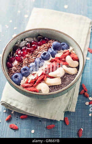 Griechischer Joghurt mit Superfoods für gesundes Frühstück Stockfoto